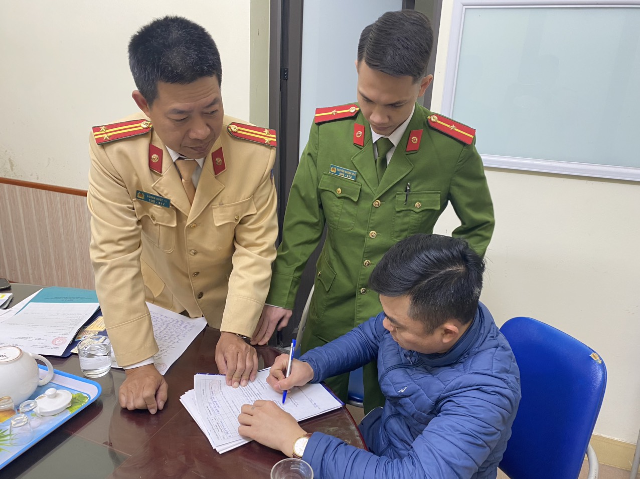 Trạm Cảnh sát giao thông Quang Trung: Phạt hành chính, tước giấy phép lái xe đi ngược chiều trên cầu Tiên Cựu